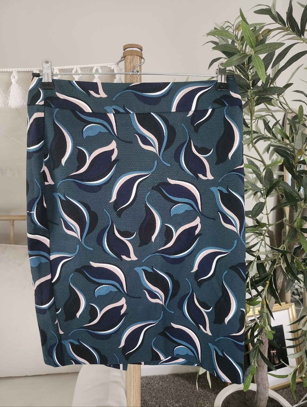 Ann Taylor Factory Navy Leaf-Print Pencil Skirt with Teal Accents Size 0